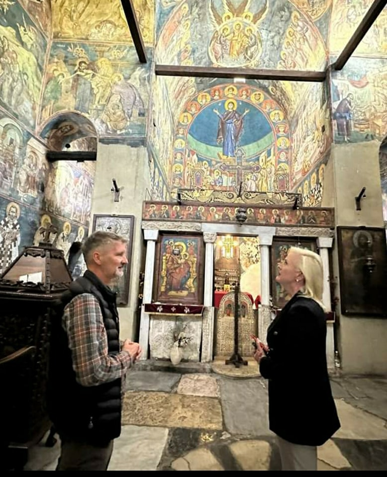 Aмбасадорката на САД во Македонија Анџела Прајс Агелер беше во црквата Св. Богородица Перивлепта
